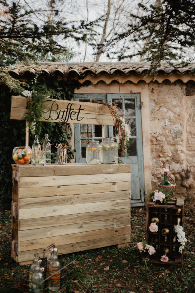 Un mariage Green Zéro déchet
un bar en palette pour un évènement green éco responsable en Provence décoratrice un jour particulier photographier par clarisse colombert photographe