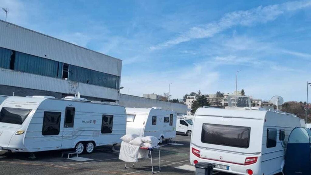 « Gens du voyage contraints de fuir en pleine nuit, enfants en pleurs à l’arrière des véhicules »