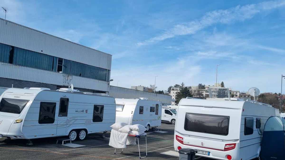 « Gens du voyage contraints de fuir en pleine nuit, enfants en pleurs à l’arrière des véhicules »