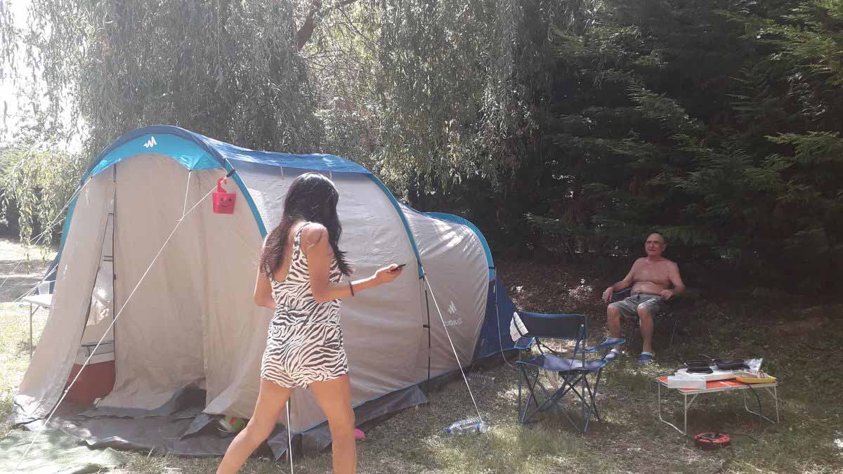Canicule : « C’est une fournaise », des vacances plus éprouvantes que reposantes sous les tentes pour les campeurs