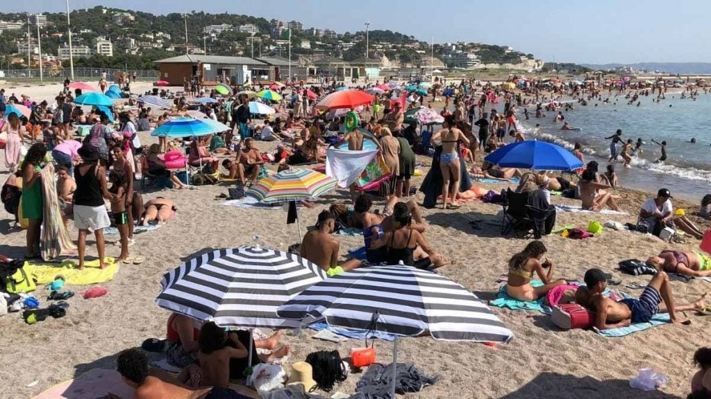 Canicule extrême sur les plages du sud « ces vacanciers avec leurs immenses tentes anti-UV volent notre sable et gâchent la vue » dénoncent les habitués furieux face à cette nouvelle invasion estivale
