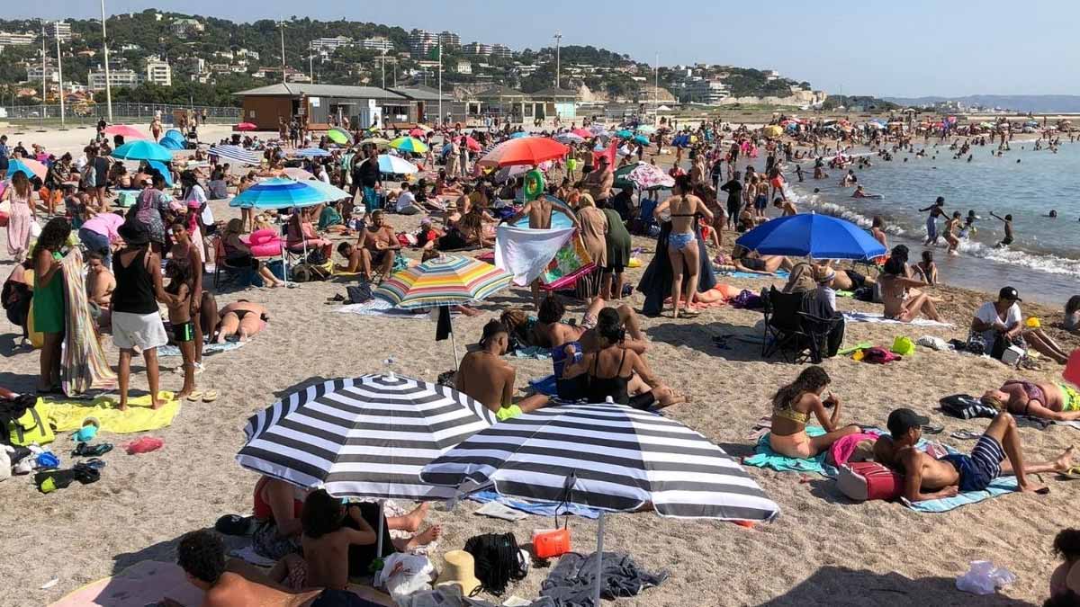 Canicule extrême sur les plages du sud « ces vacanciers avec leurs immenses tentes anti-UV volent notre sable et gâchent la vue » dénoncent les habitués furieux face à cette nouvelle invasion estivale