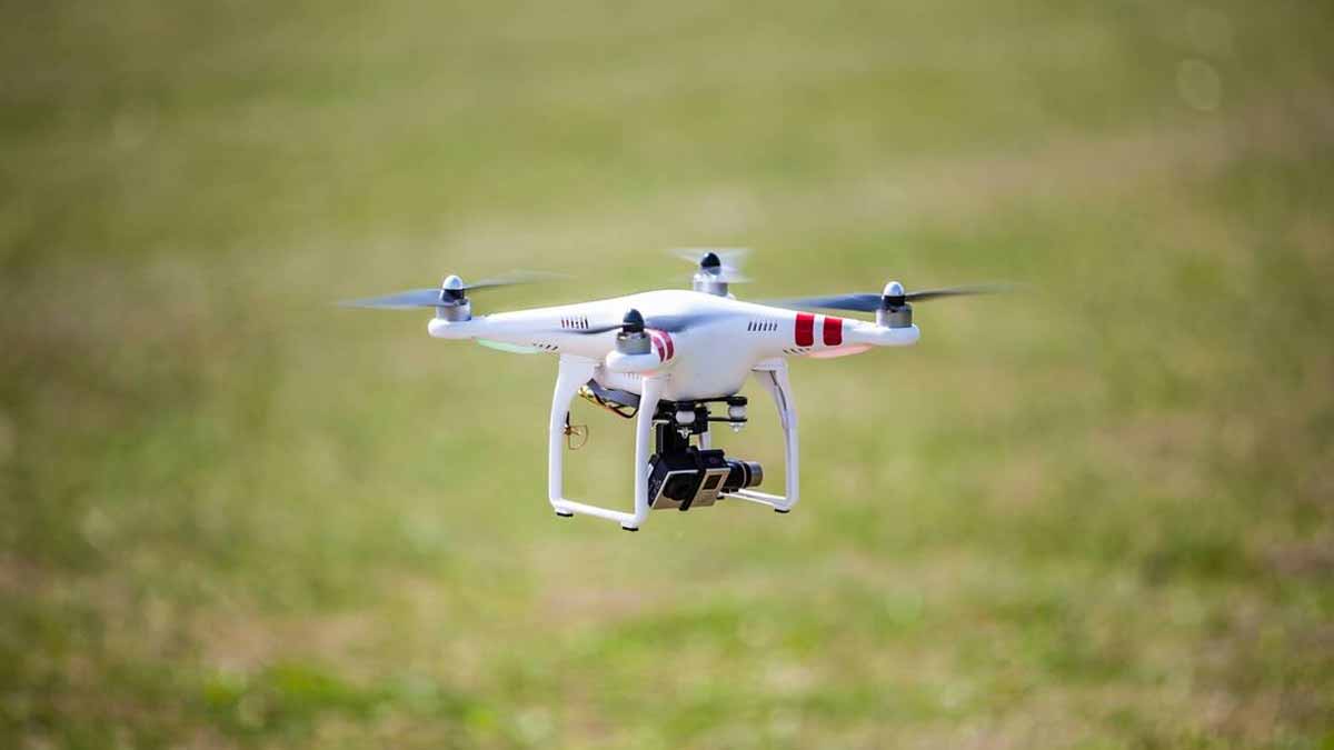 Des drones espionnent votre jardin : est-ce vraiment autorisé ? Ce que dit la loi