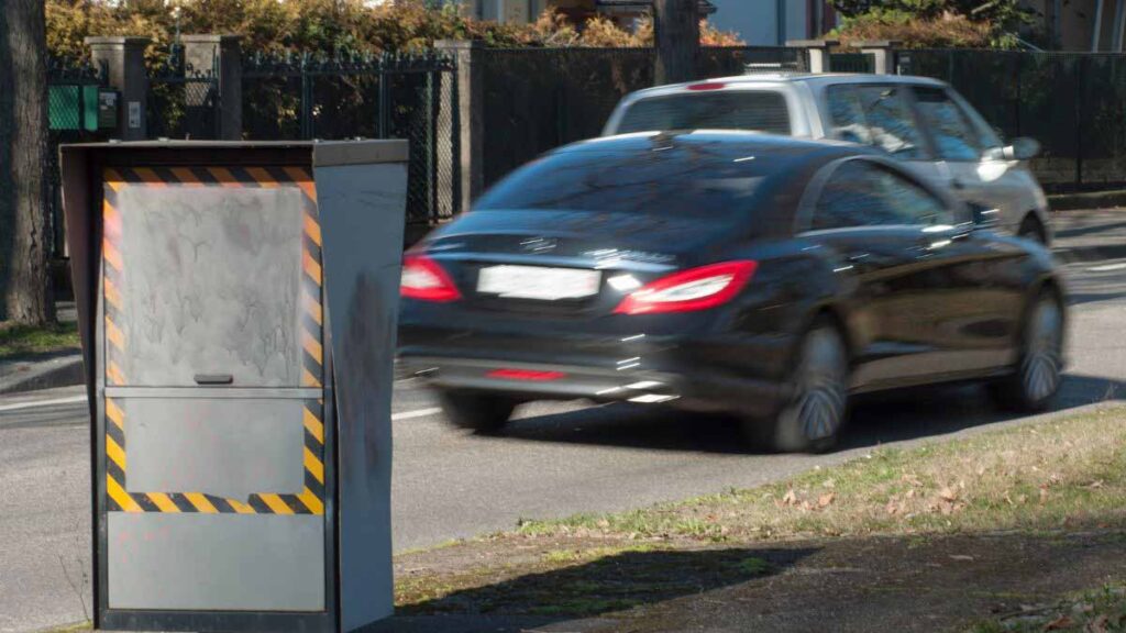 Fini les radars : ces conducteurs révèlent leur astuce « simplissime » pour rendre leur voiture invisible