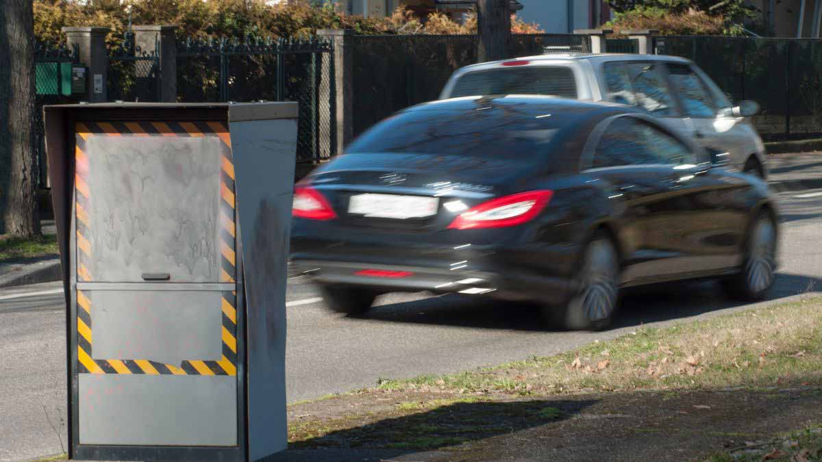 Fini les radars : ces conducteurs révèlent leur astuce « simplissime » pour rendre leur voiture invisible
