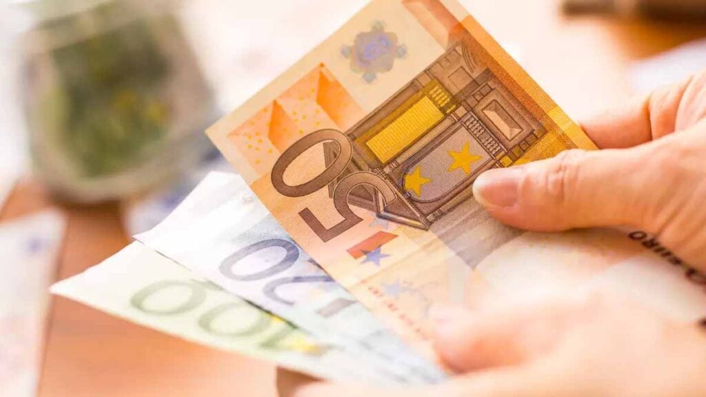 Grands-parents : c’est officiel, les banques interdisent désormais de verser de l’argent sur le compte de vos petits-enfants, les comptes concernés