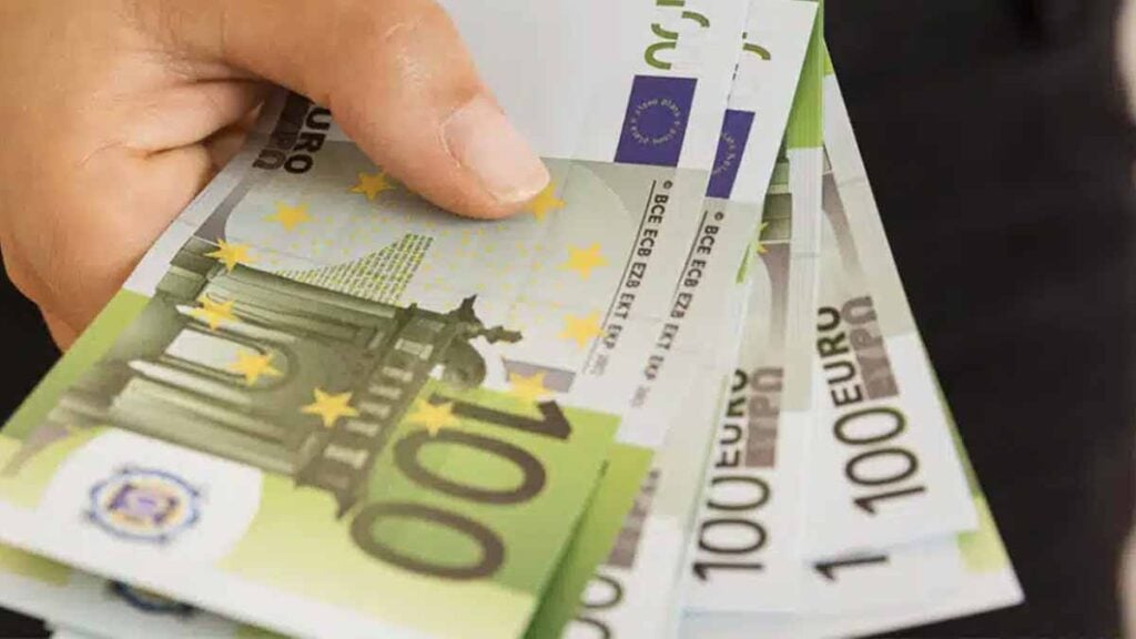 Grands-parents : c’est fini, les banques bloquent désormais les virements sur le compte de vos petits-enfants, les comptes concernés