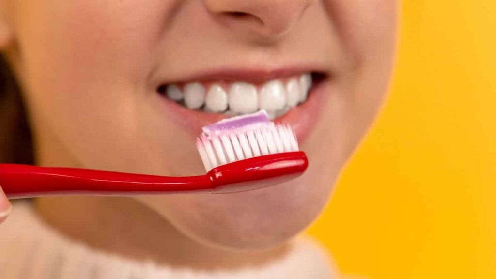Ni fil dentaire ni bicarbonate : le secret naturel pour éliminer le tartre de vos dents vous-même