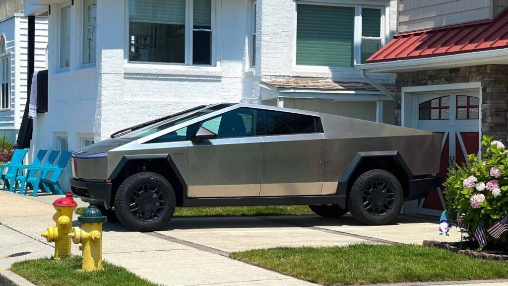 Il a laissé son Tesla Cybertruck branché et est parti en vacances : à son retour deux semaines plus tard, le pick-up était inutilisable