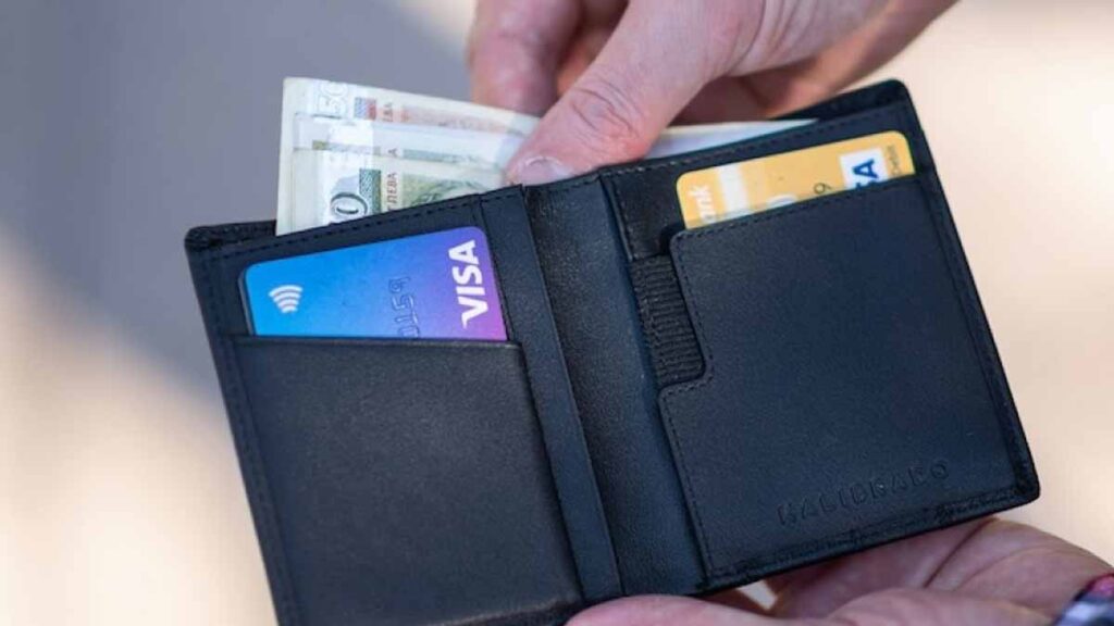 Il a parcouru plus de 200 000 km : le portefeuille d’un Américain perdu il y a onze ans retracé sous le capot d’une voiture