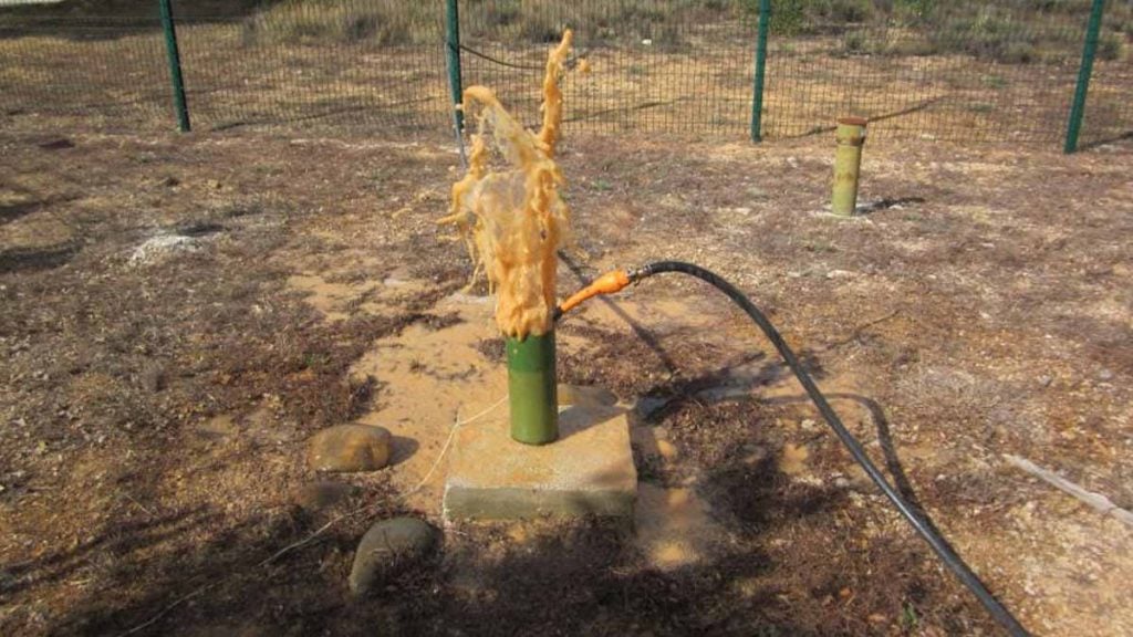 En coupant du bois un habitant local découvre par hasard un gisement de pétrole « ils ont immédiatement installé des forages et personne ne parle d’une compensation » l’affaire fait exploser le scandale et relance la colère sur le sort réservé aux propriétaires