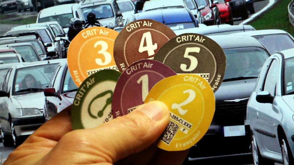 Quelles vignettes sont encore indispensables sur le pare-brise de votre voiture en 2025 ?