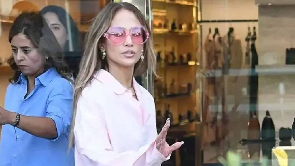 Jennifer Lopez refoulée chez Chanel : tout le monde peut-il entrer dans une boutique de luxe ?