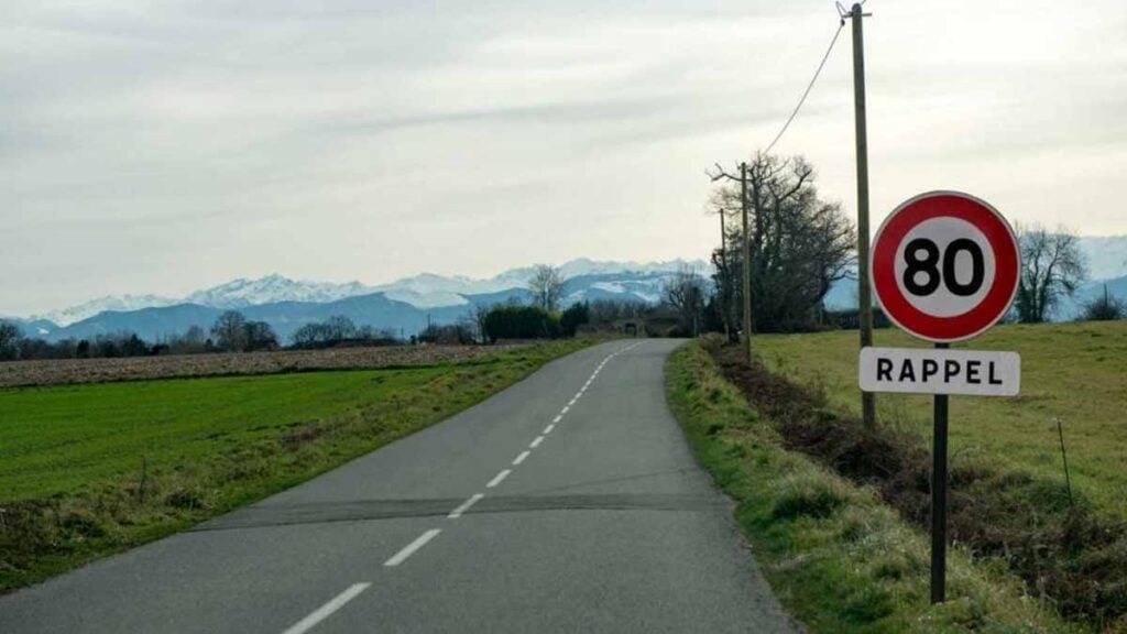 La limitation de vitesse à 80 km/h en France c’est fini : un retour à 90 km/h est confirmé à partir de cette date, voici les routes concernées