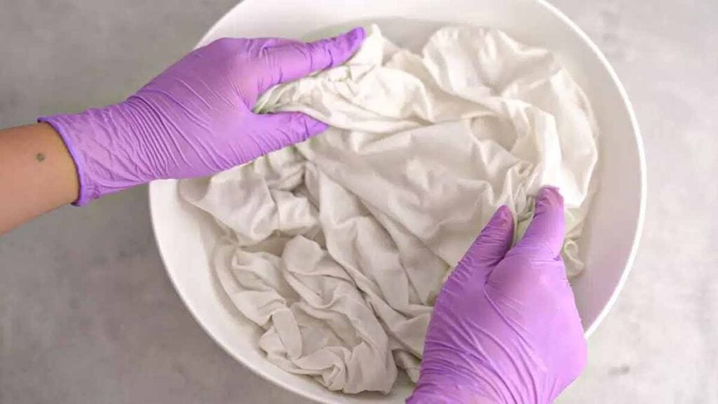 L’astuce maison magique à adopter pour blanchir le linge blanc sans eau de Javel ni machine à laver