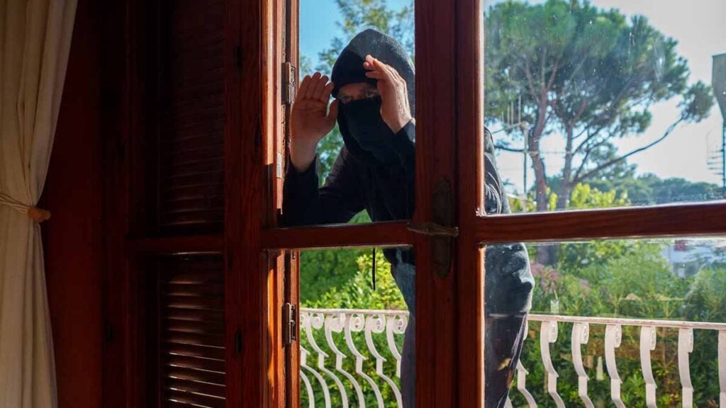 Les cambrioleurs ont une nouvelle méthode pour espionner votre maison, voici leur technique de repérage