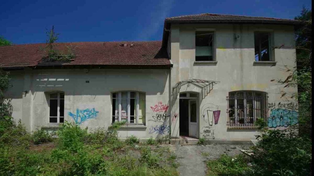 Les squatteurs de sa maison partent en vacances, la propriétaire en profite pour la récupérer mais risque aujourd’hui une lourde amende