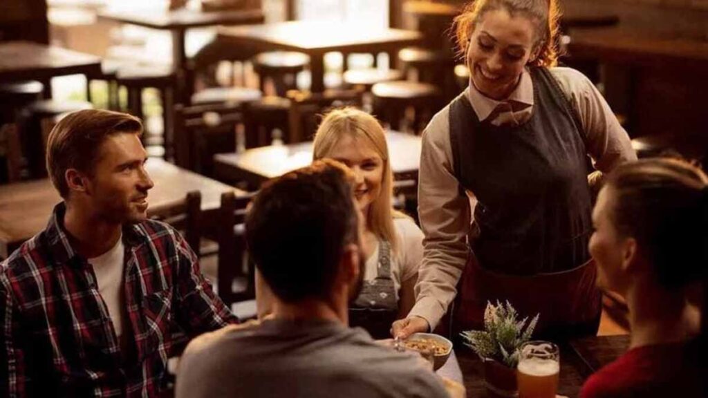 Les personnes qui repoussent leur chaise en quittant la table cachent souvent ces 10 traits de personnalité uniques