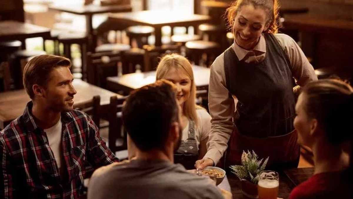 Les personnes qui repoussent leur chaise en quittant la table cachent souvent ces 10 traits de personnalité uniques