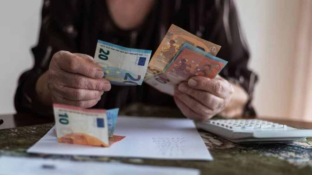 Retraites 2025 : les pensionnés avec plus de 24 000 € de revenus annuels visés par un nouvel abattement fiscal « une attaque masquée contre les classes moyennes » dénoncent les associations