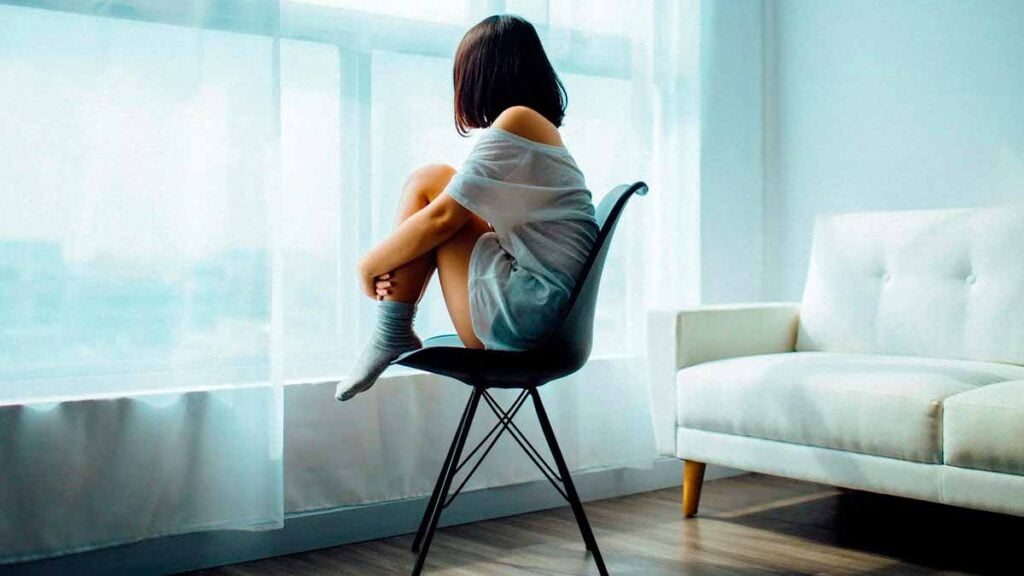 Préférer rester chez soi : ce que révèle la psychologie sur votre choix d’ignorer les amis
