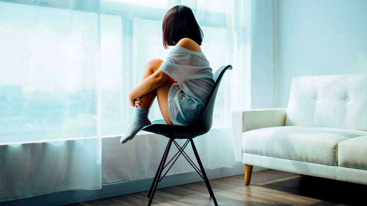 Préférer rester chez soi : ce que révèle la psychologie sur votre choix d’ignorer les amis
