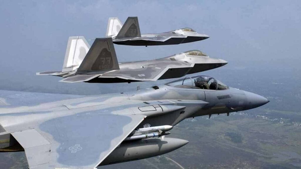« Probablement des F-15, F-16, F-22 et F-35 » : des dizaines d’avions américains foncent maintenant vers le Moyen-Orient