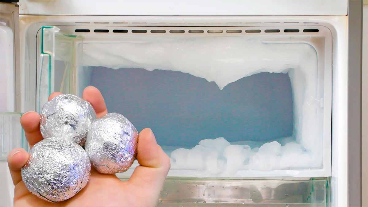 Le secret du papier aluminium dans le congélateur : une astuce efficace adoptée par de plus en plus de personnes
