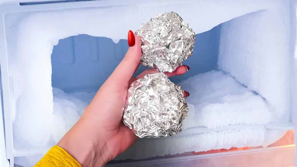 Le secret du papier aluminium dans le congélateur : une astuce efficace adoptée par de plus en plus de personnes