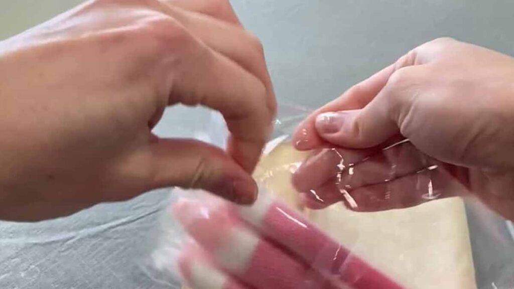 Troublés par une odeur provenant de la chambre de leur fils, ils appellent les gendarmes qui découvrent une panoplie de drogues