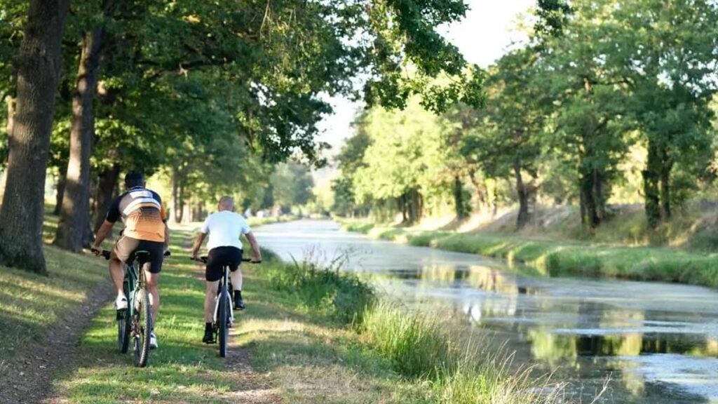 Un parfum de vacances entre deux écluses, dans l’Allier, le canal de Berry reste une valeur sûre