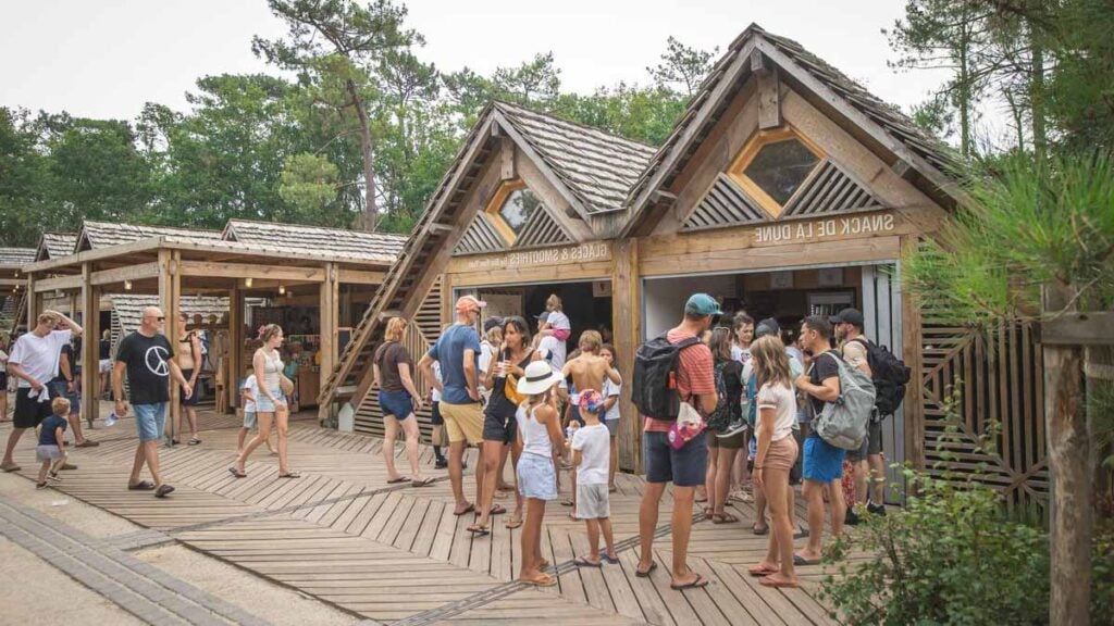 Un été sur la dune du Pilat : au village des cabanes, le pari de la montée en gamme