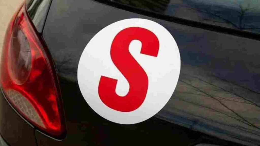 Une vitesse limite de 150 km sur autoroute et un macaron S obligatoire pour les séniors en 2025, c’est quoi ce scandale ?